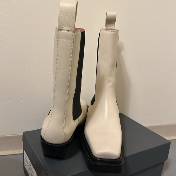 Bottega Veneta Off-White ‘The Lean’ Chelsea Boot - Picture 8 of 8